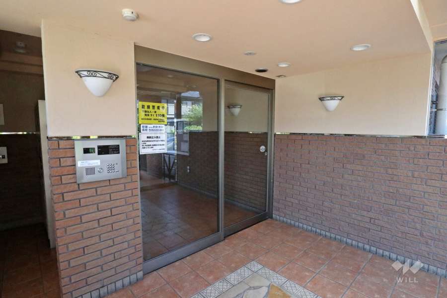 エントランスはオートロック付きです。