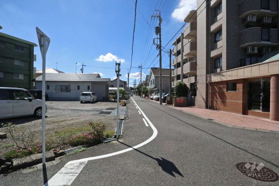 敷地北東側の前面道路（北西側から）