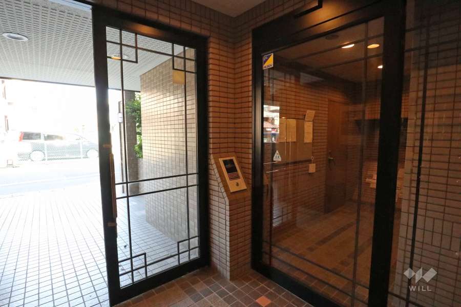 エントランスはオートロック付きです。