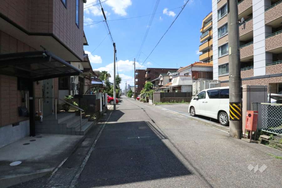 敷地南東側の前面道路（北東側から）