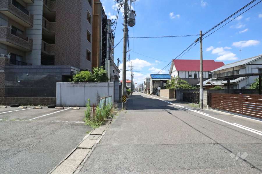 敷地北西側の前面道路（北東側から）