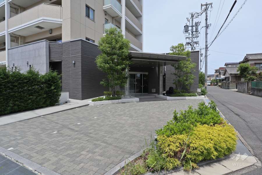 エントランス前は車寄せになっています。
