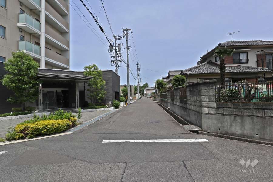 敷地東側の前面道路（南側から）