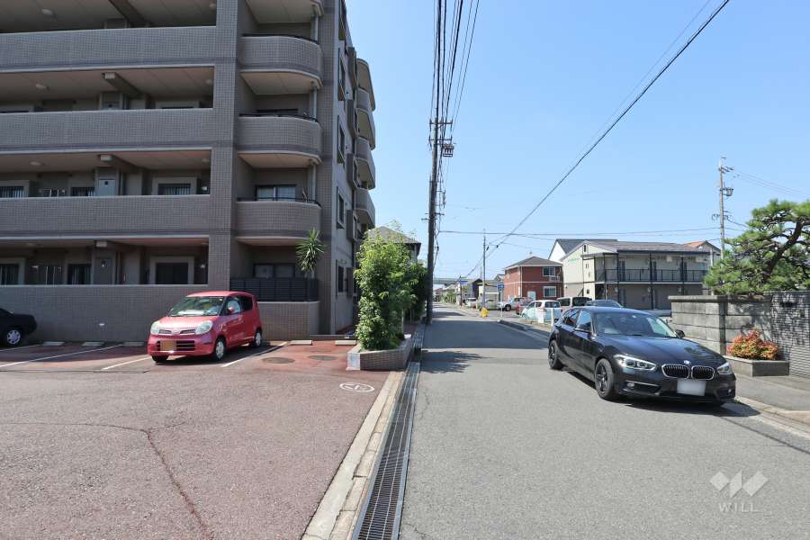 敷地西側の前面道路