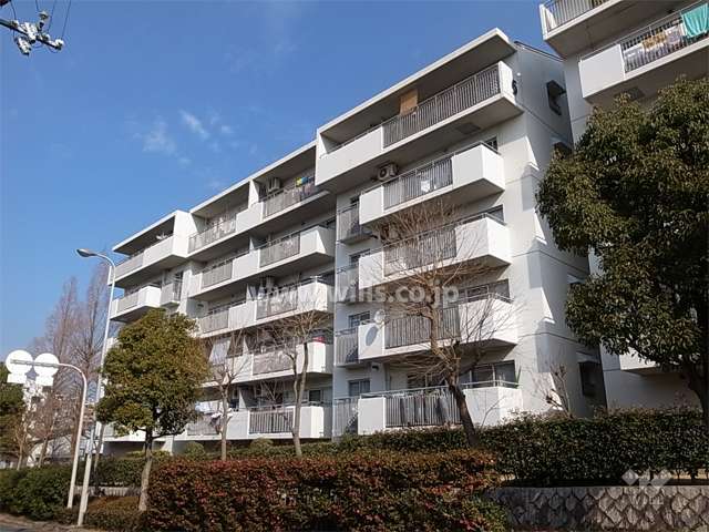 公団千里緑丘団地５号棟の外観（南側から）