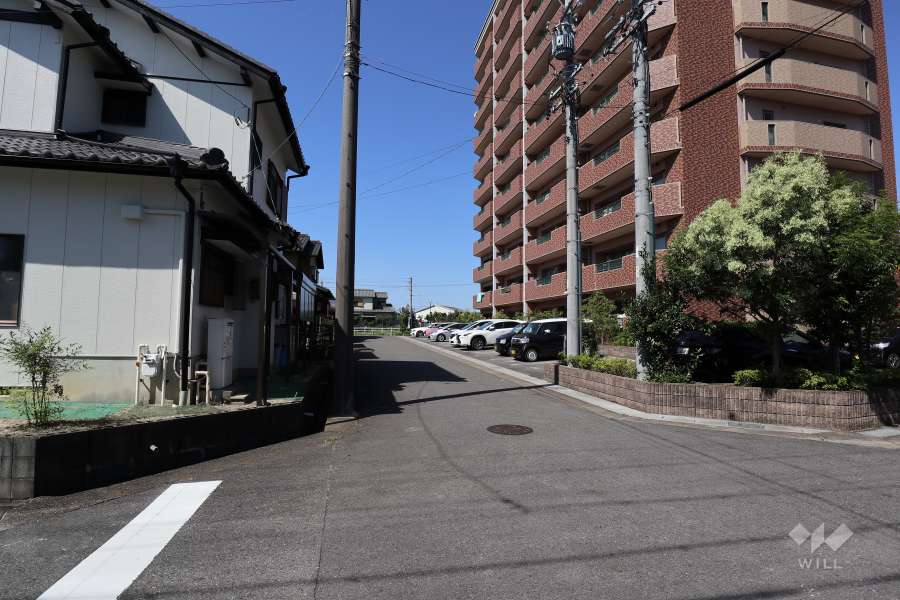 敷地南側の前面道路（東側から）