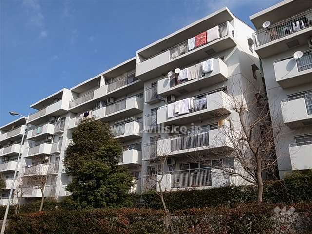 公団千里緑丘団地６号棟の外観（南側から）