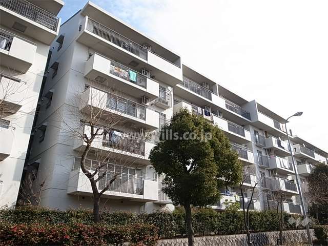 公団千里緑丘団地６号棟の外観（西側から）