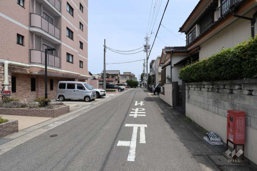 敷地東側の前面道路（南側から）