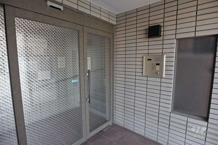 エントランスはオートロック付きです。