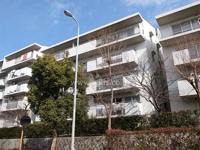 公団千里緑丘団地７号棟の外観（南側から）