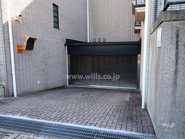 敷地内駐車場の出入り口（リングシャッター付き）