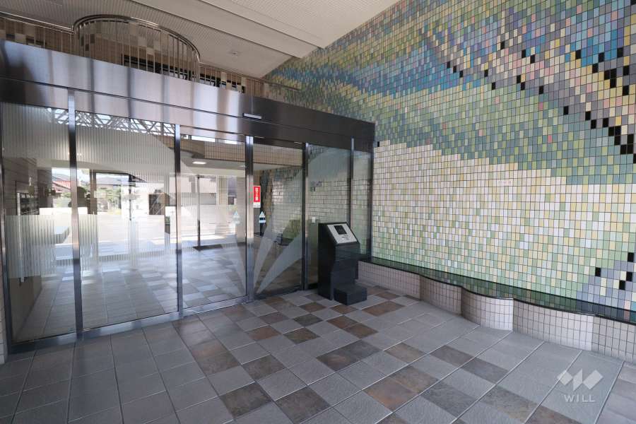 エントランスはオートロック付きです。