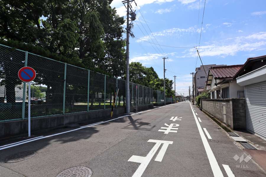 敷地西側の前面道路