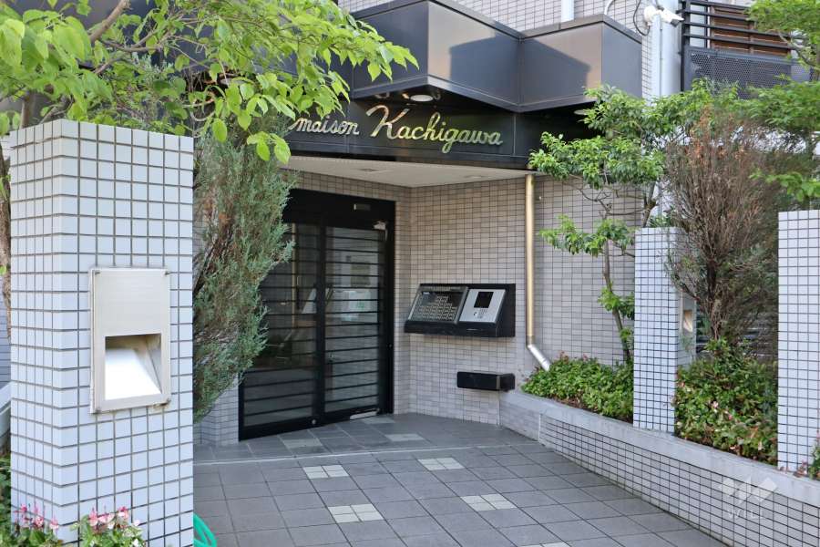 エントランスはオートロック付きです。