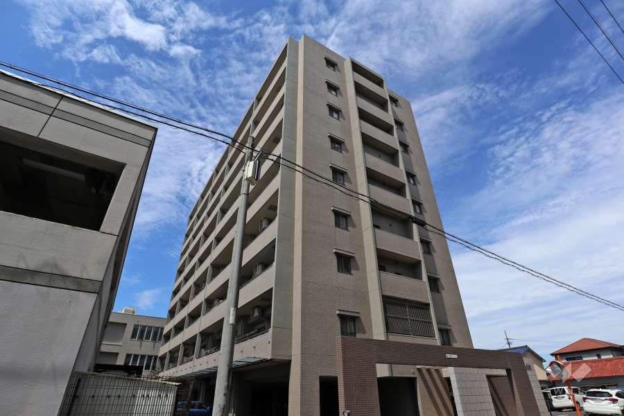 フレストアルファ勝川東の外観(東側から）