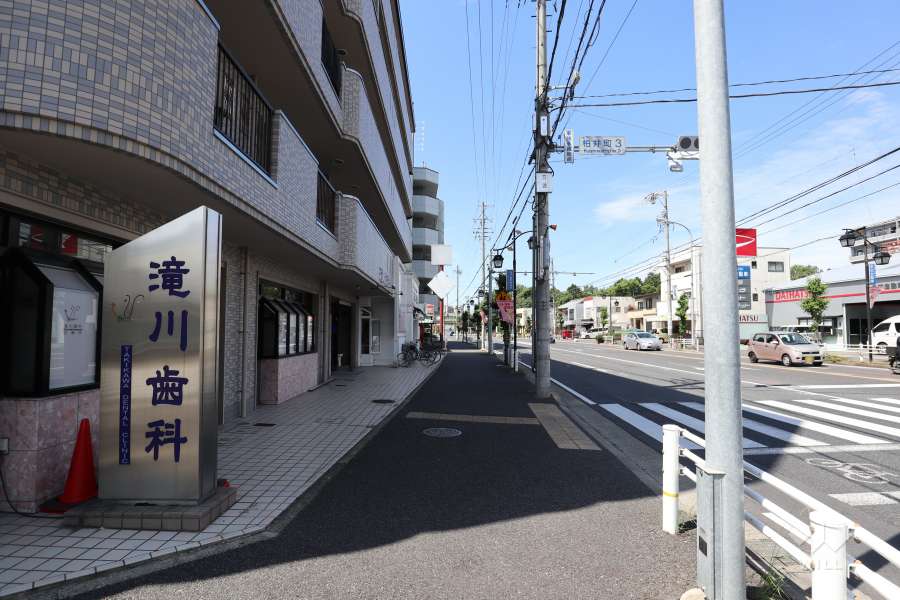 敷地北側の前面道路（東側から）