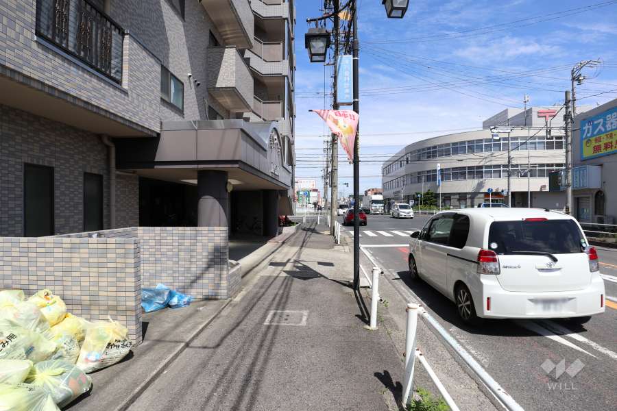 敷地東側の前面道路（南側から）