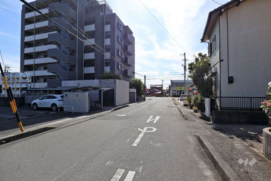 敷地西側の前面道路