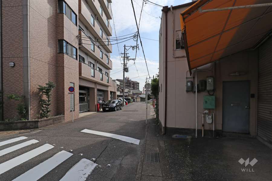 敷地西側の前面道路