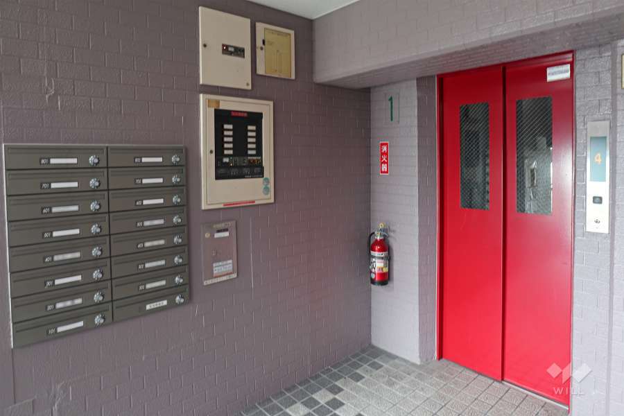 共用ポストとエレベーター