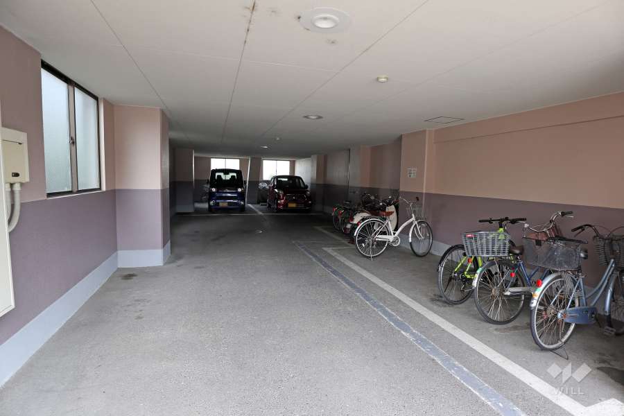 敷地内駐車場（屋内平面式）と駐輪場