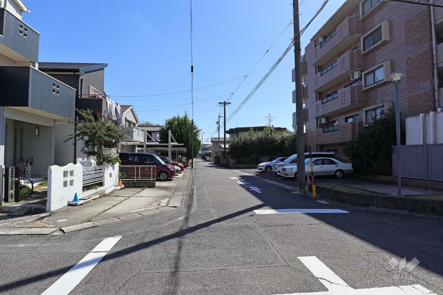 敷地北東側の前面道路