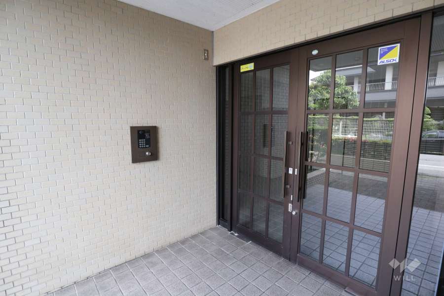 エントランスはオートロック付きです。