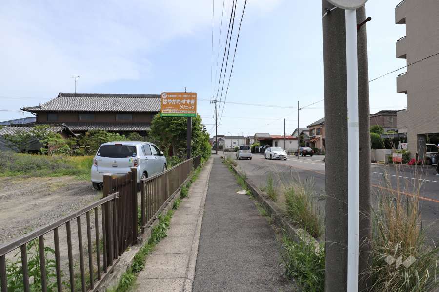 敷地東側の前面道路（北側から）