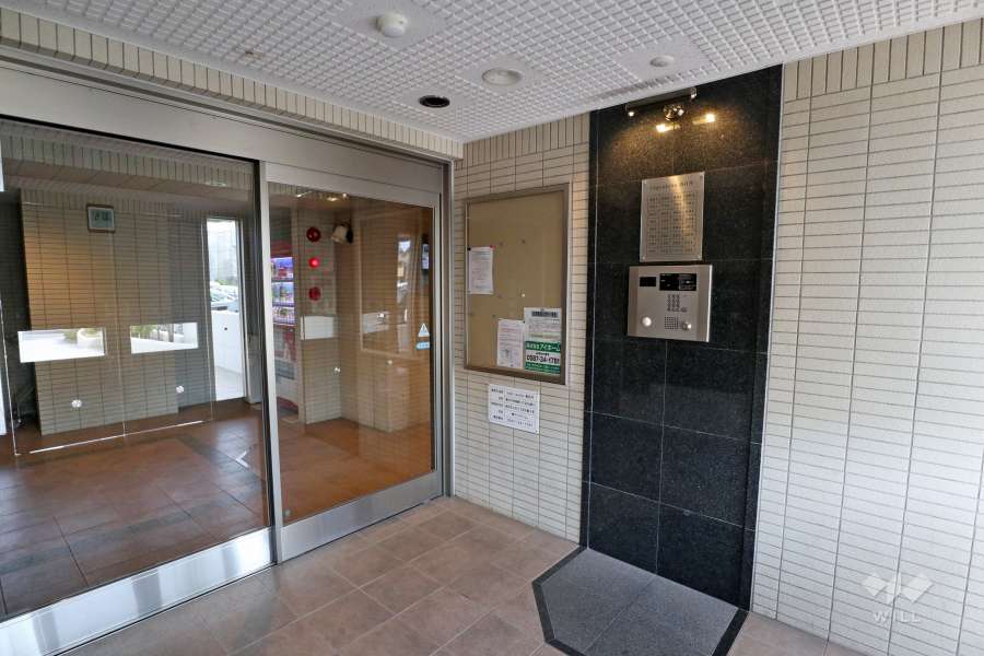 エントランスはオートロック付きです。