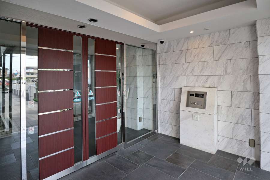 エントランスはオートロック付きです。