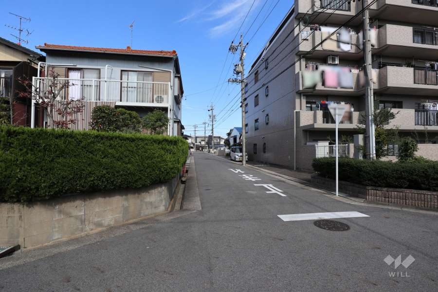 敷地西側の前面道路