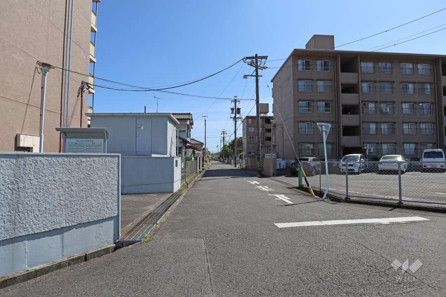 敷地西側の前面道路