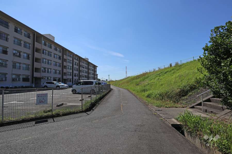 敷地北側の前面道路