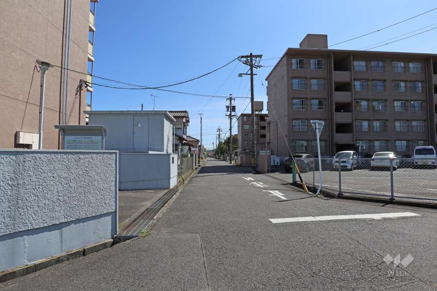 敷地西側の前面道路