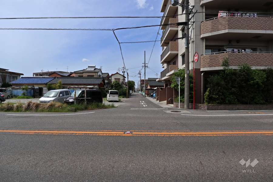 敷地西側の前面道路