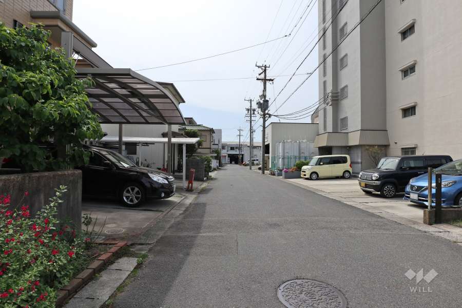 敷地南側の前面道路