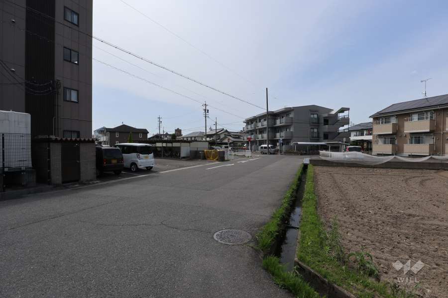 敷地東側の前面道路（南側から）