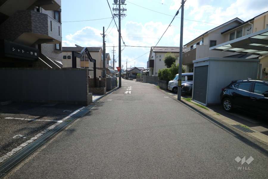 敷地北側の前面道路(東側から)