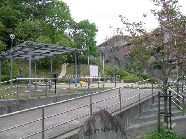 敷地に隣接する公園と千里緑地