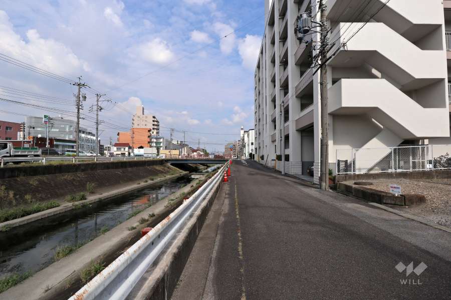 敷地北側は、地蔵川が流れています。