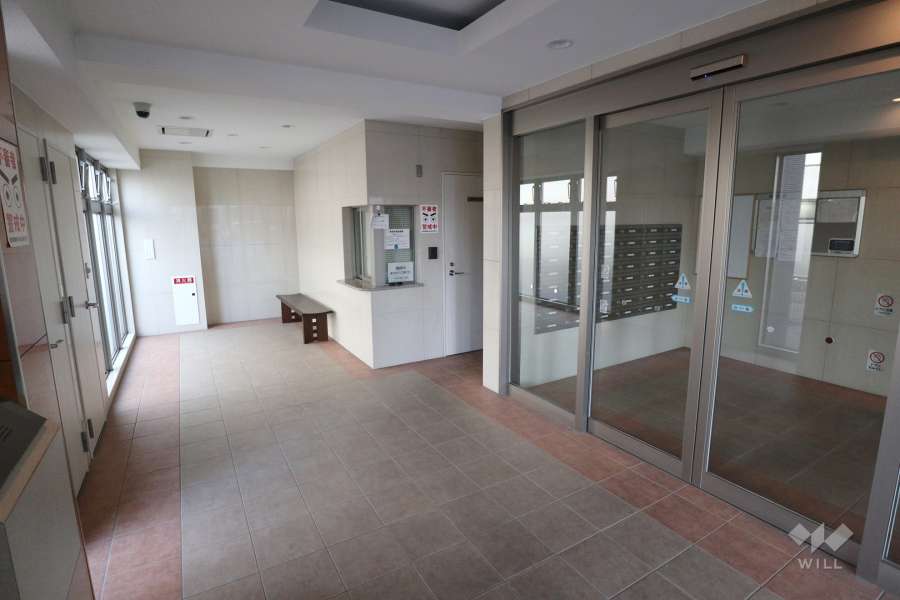 エントランスはオートロック付きです。