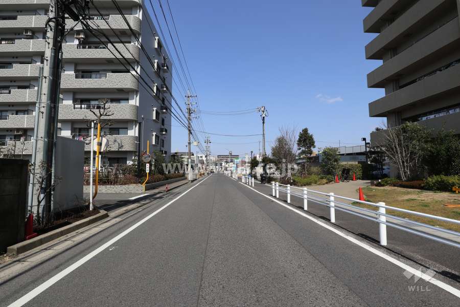 敷地東側の前面道路（南側から）
