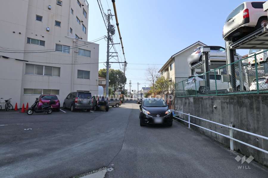 敷地西側の前面道路（北側から）
