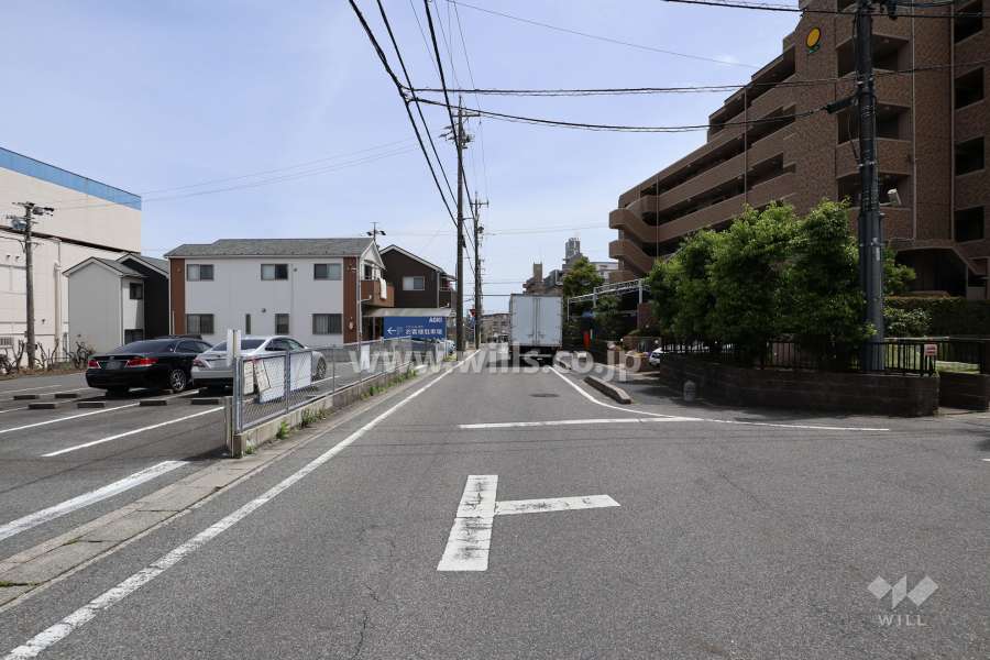 敷地北側の前面道路（西側から）
