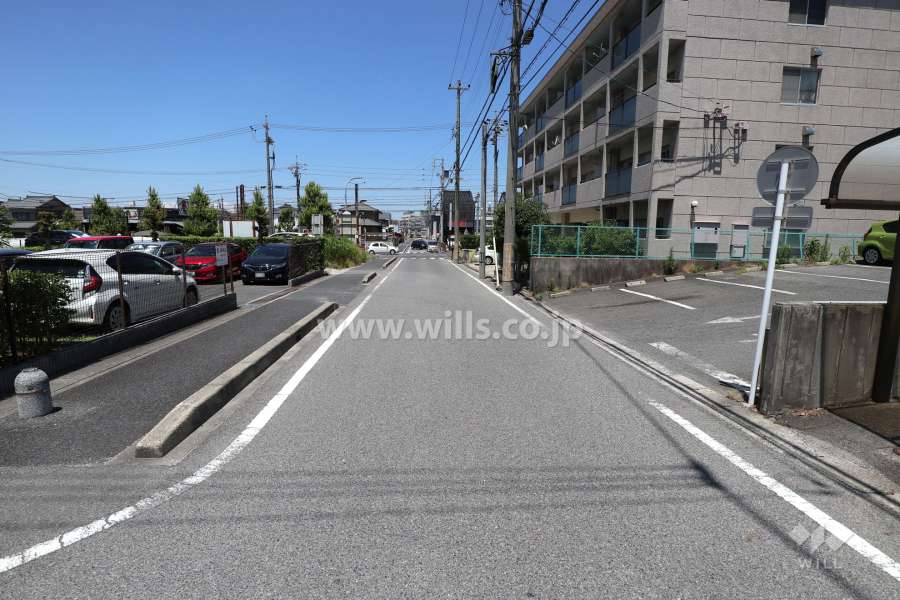 敷地北側の前面道路（東側から）
