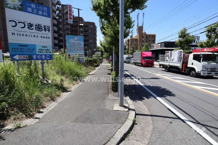 敷地西側の前面道路（北側から）