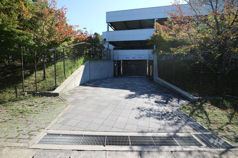 駐車場入り口（リングシャッター付き）