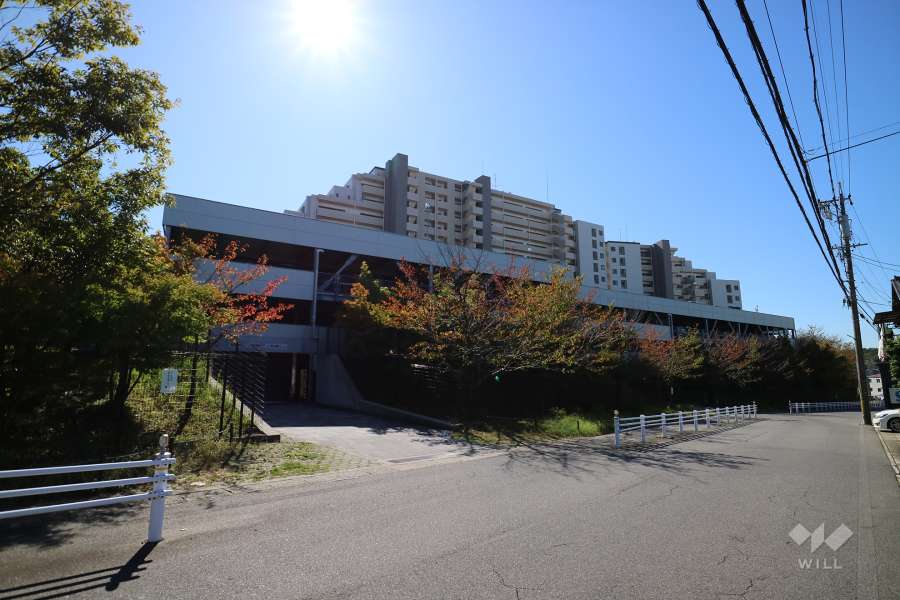 駐車場棟。奥に見えるのがＡ棟とＢ棟