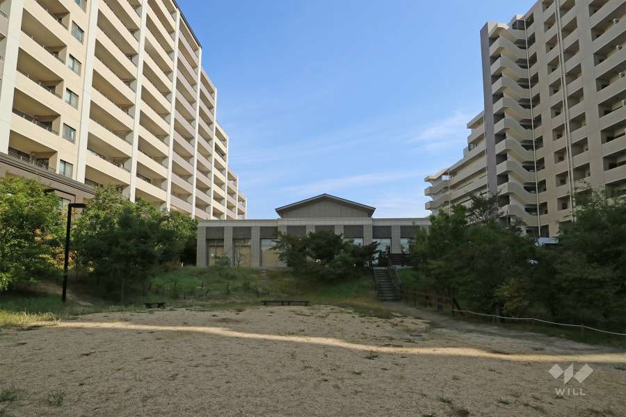 中央に見えるのが共用棟です。